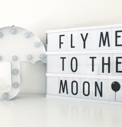 Paraply LED-Lampa Vit från Familyroom på vit möbel