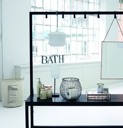 Trådkorg från House Doctor på svart hylla i badrum