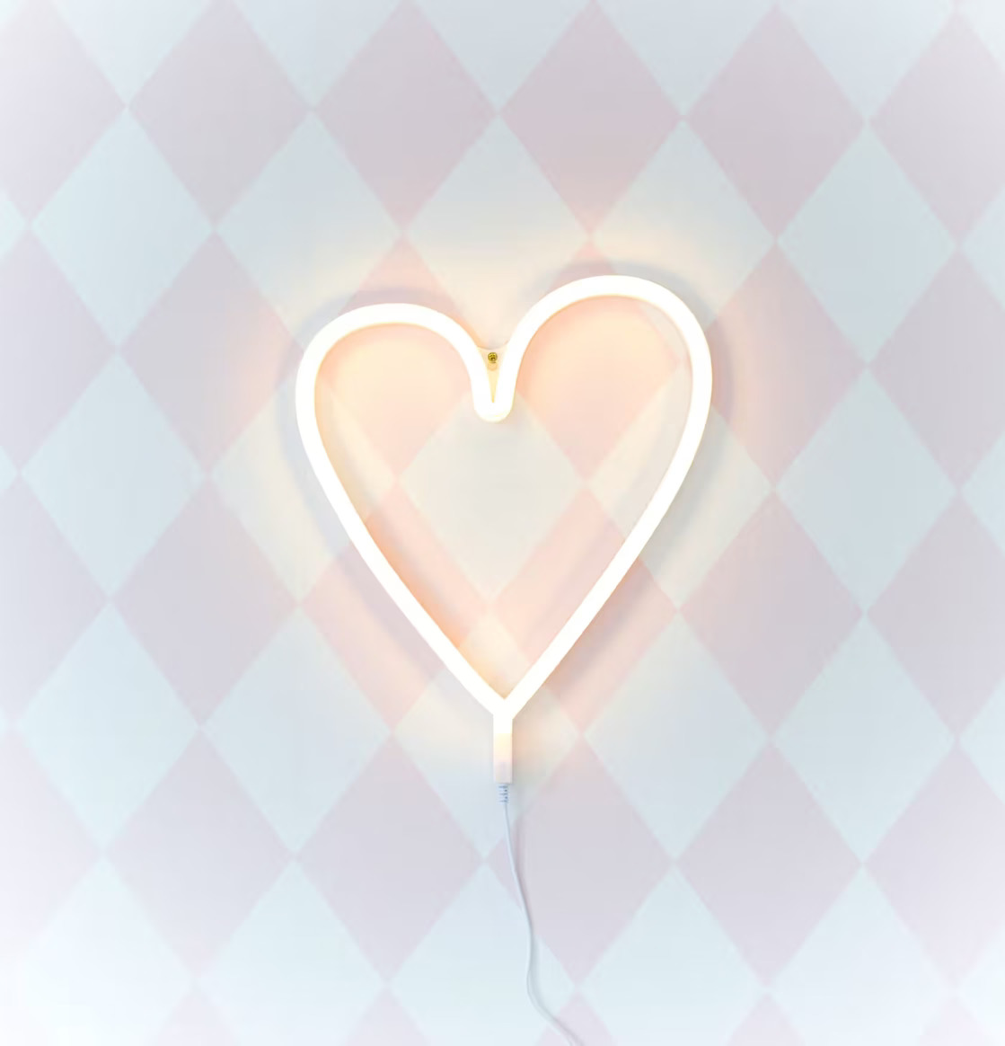 Neonlampa Heart Yellow från A Little Lovely Company på vägg