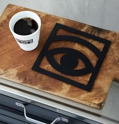 Mugg Ögon Cacao 2-Pack från Olle Eksell på serveringsbricka