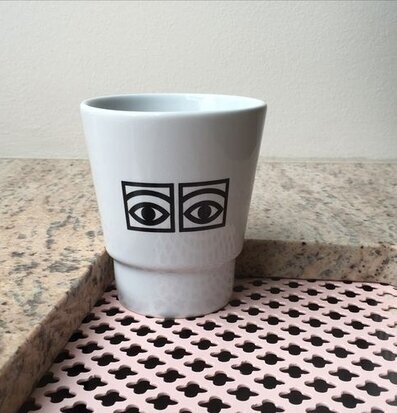 Mugg Ögon Cacao 2-Pack från Olle Eksell på granitbänk