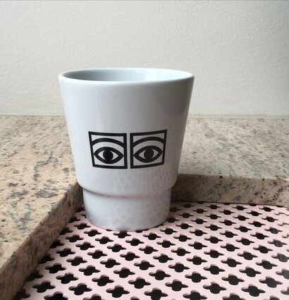 Mugg Ögon Cacao 2-Pack från Olle Eksell på granitbänk