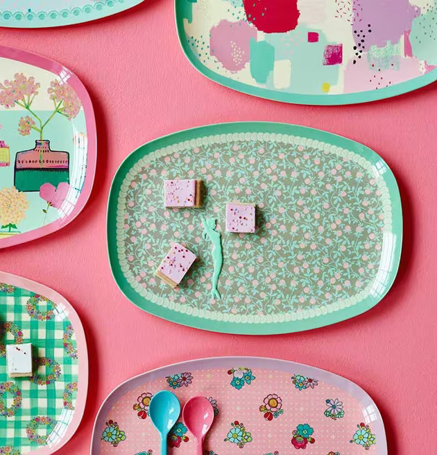 Tallrik Mini Floral Print från Rice med kakor och prydnad