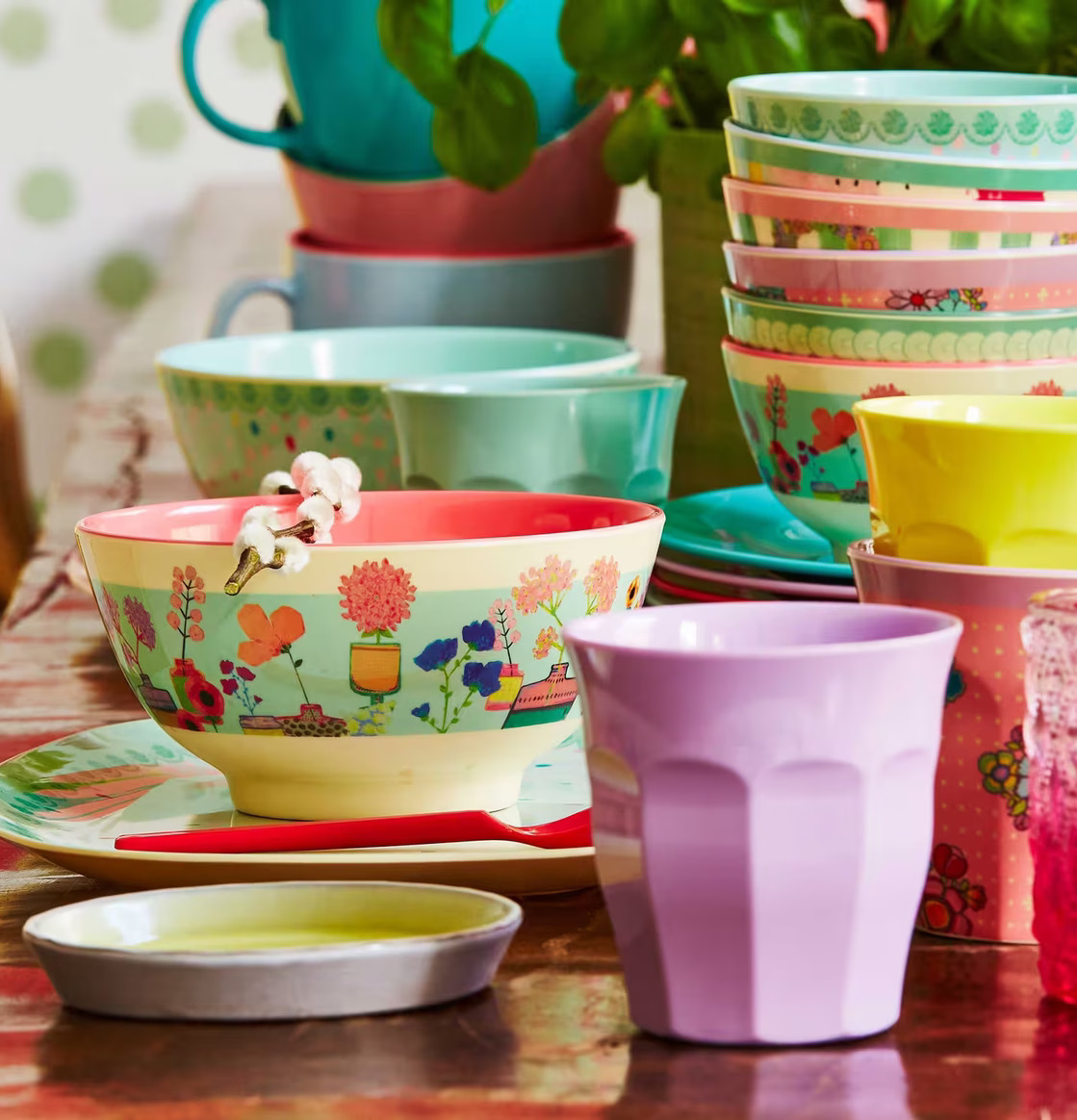 Skål Floral Display Print från Rice på färgglatt träbord