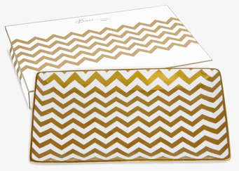 Porslinsfat - Gold från BOXinBAG med gyllene zigzag-mönster