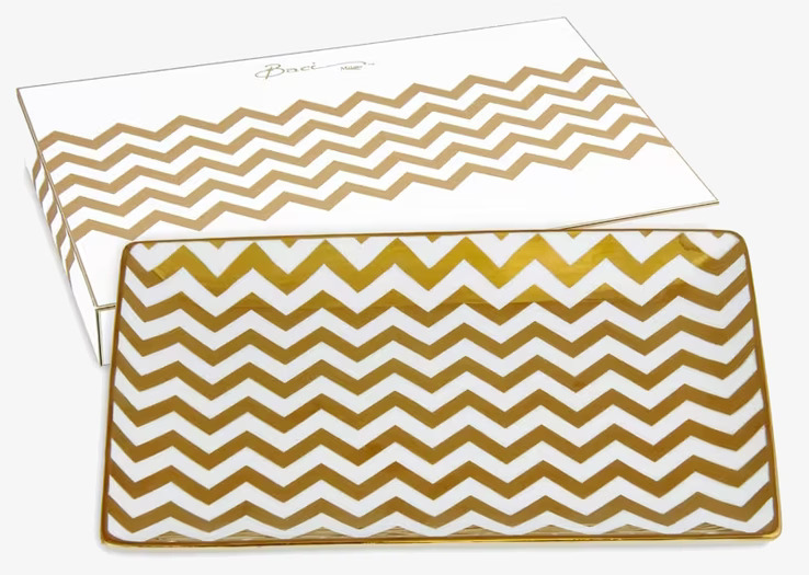 Porslinsfat - Gold från BOXinBAG med gyllene zigzag-mönster