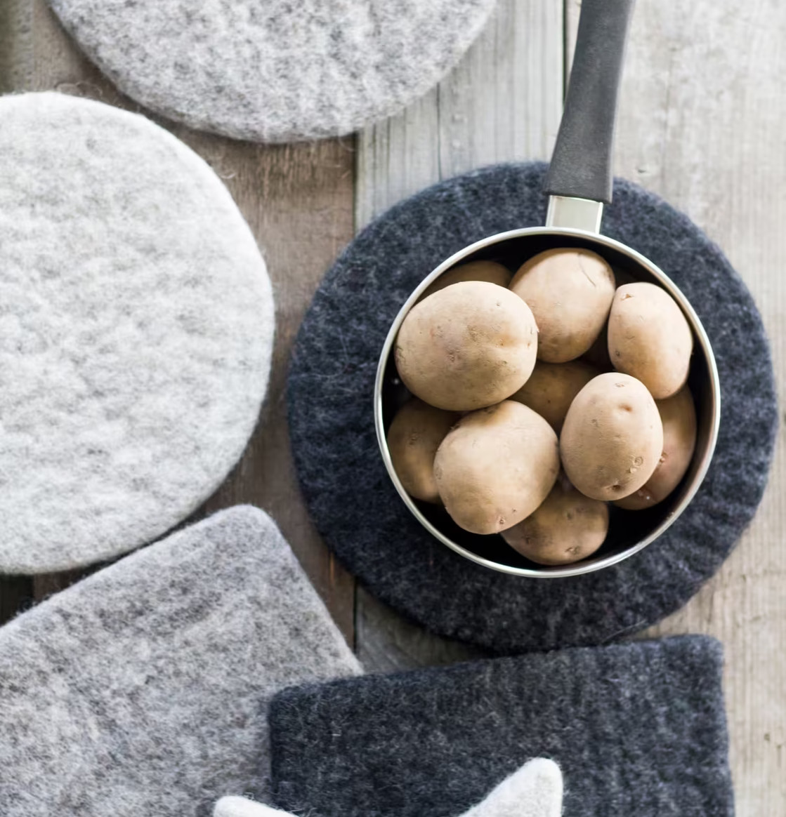 Vickleby Grytunderlägg Rund från Storefactory på träbord