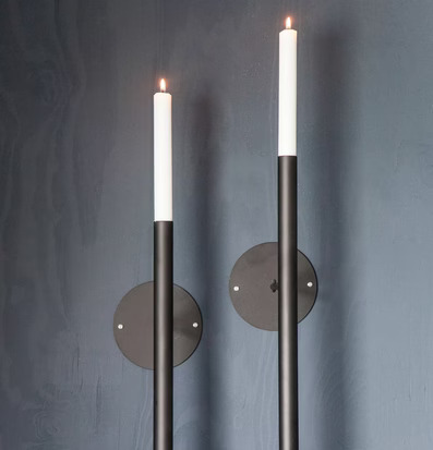 Ekeberga Väggljusstake Svart från Storefactory på mörkblå vägg