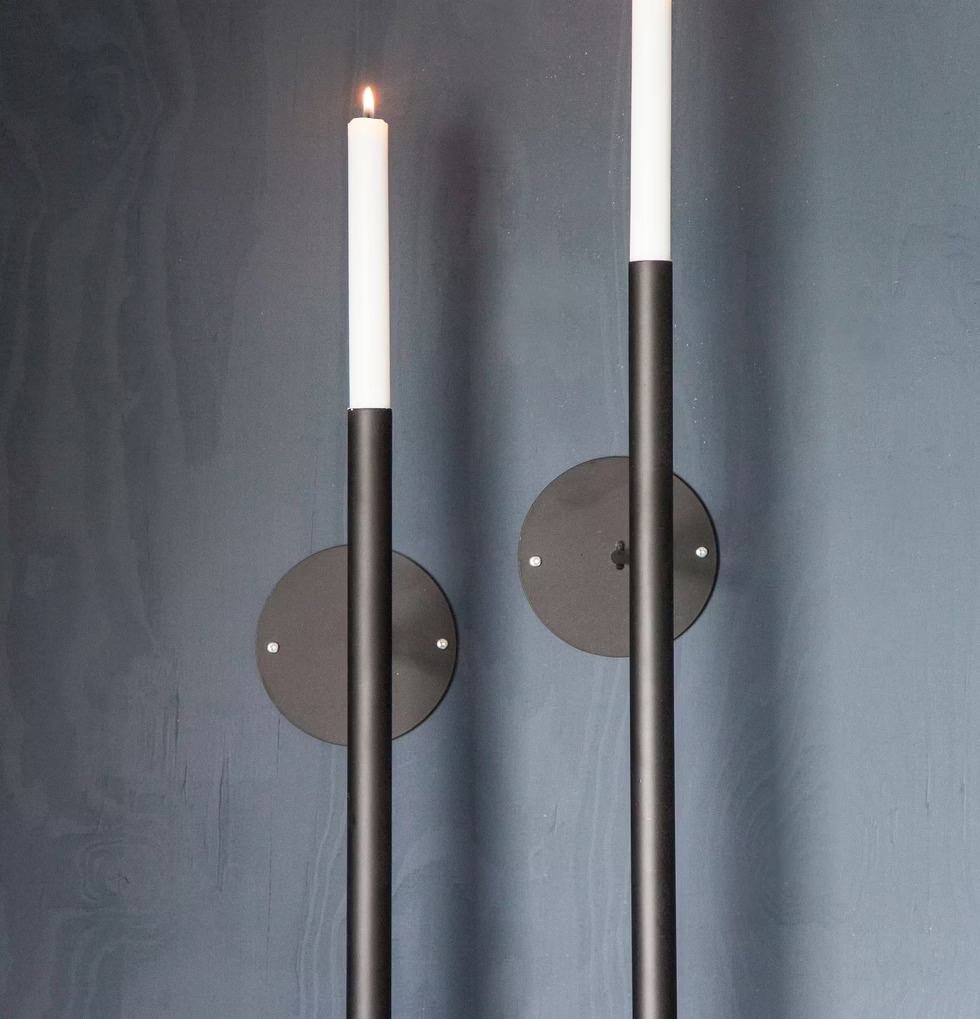 Ekeberga Väggljusstake Svart från Storefactory på grå vägg