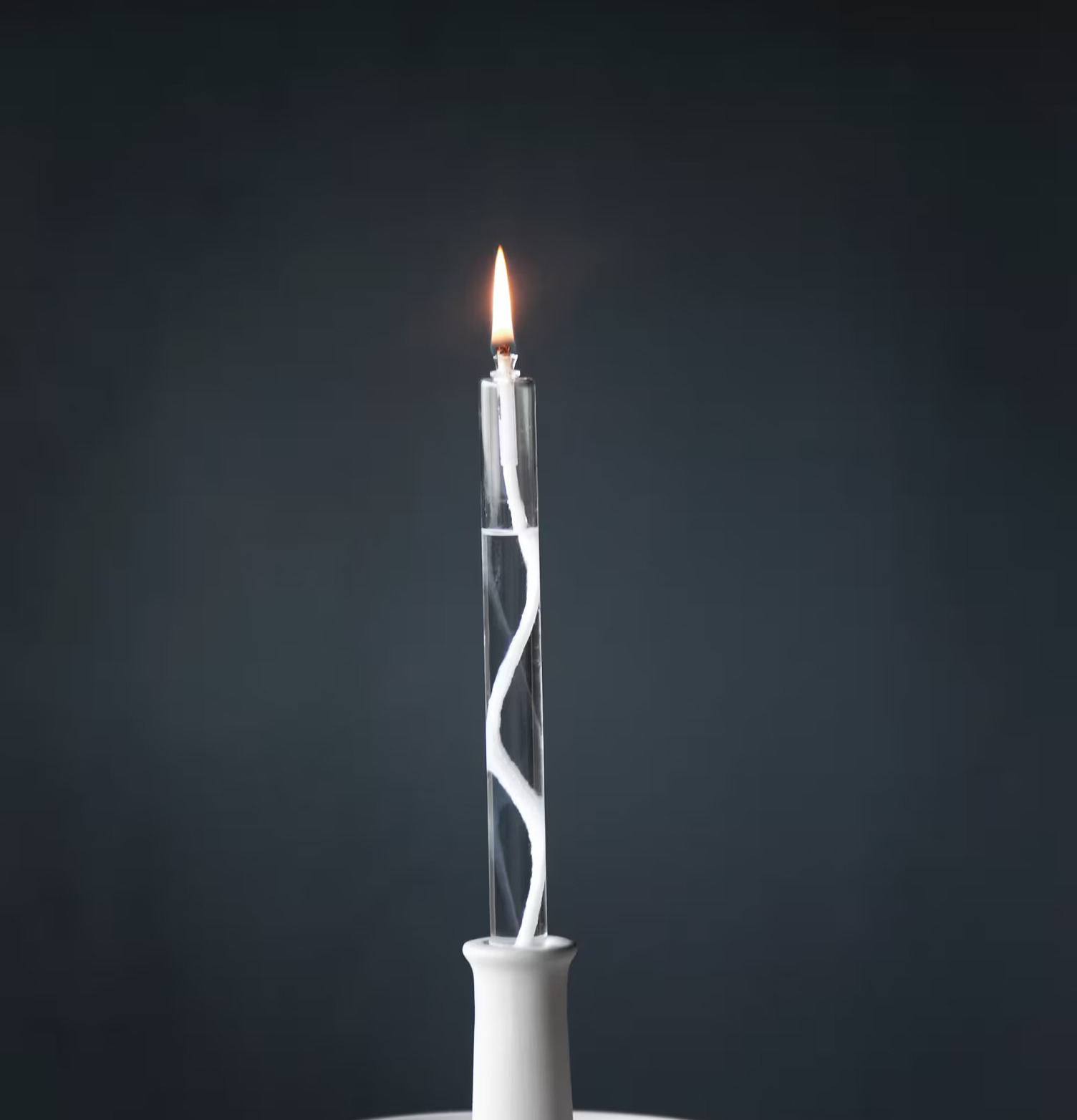 ALS Ljus 18 CM från Storefactory på bord av rått trä