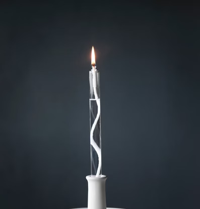 ALS Ljus 18 CM från Storefactory på bord av rått trä