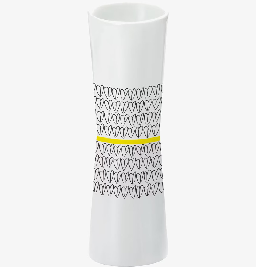 Vas Slim Yellow Heart från Mette Ditmer med hjärtmönster