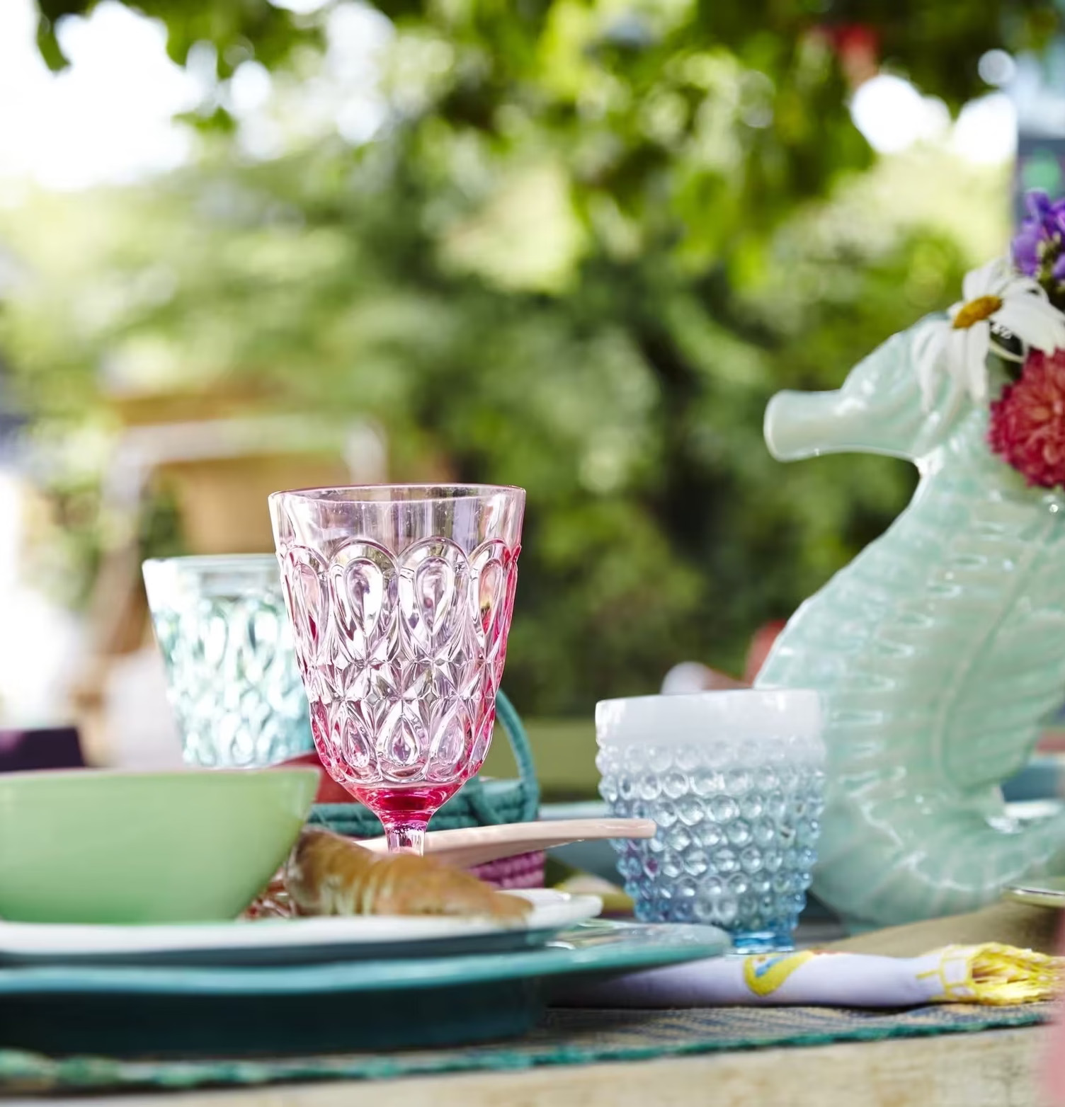 Vinglas Swirly Mint från Rice på vackert dukat utomhusbord