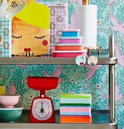 Köksvåg Röd från Rice i färgstarkt och lekfullt kök