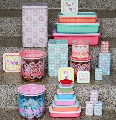 Köksburkar Vichy Print 3-Pack från Rice på en grå trappa