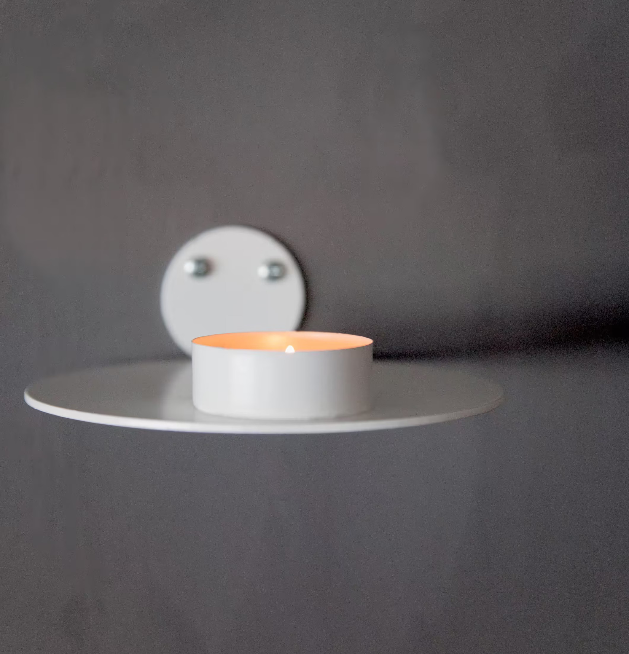 Hossmo Väggljusstake Vit från Storefactory på mörk vägg