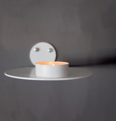 Hossmo Väggljusstake Vit från Storefactory på mörk vägg