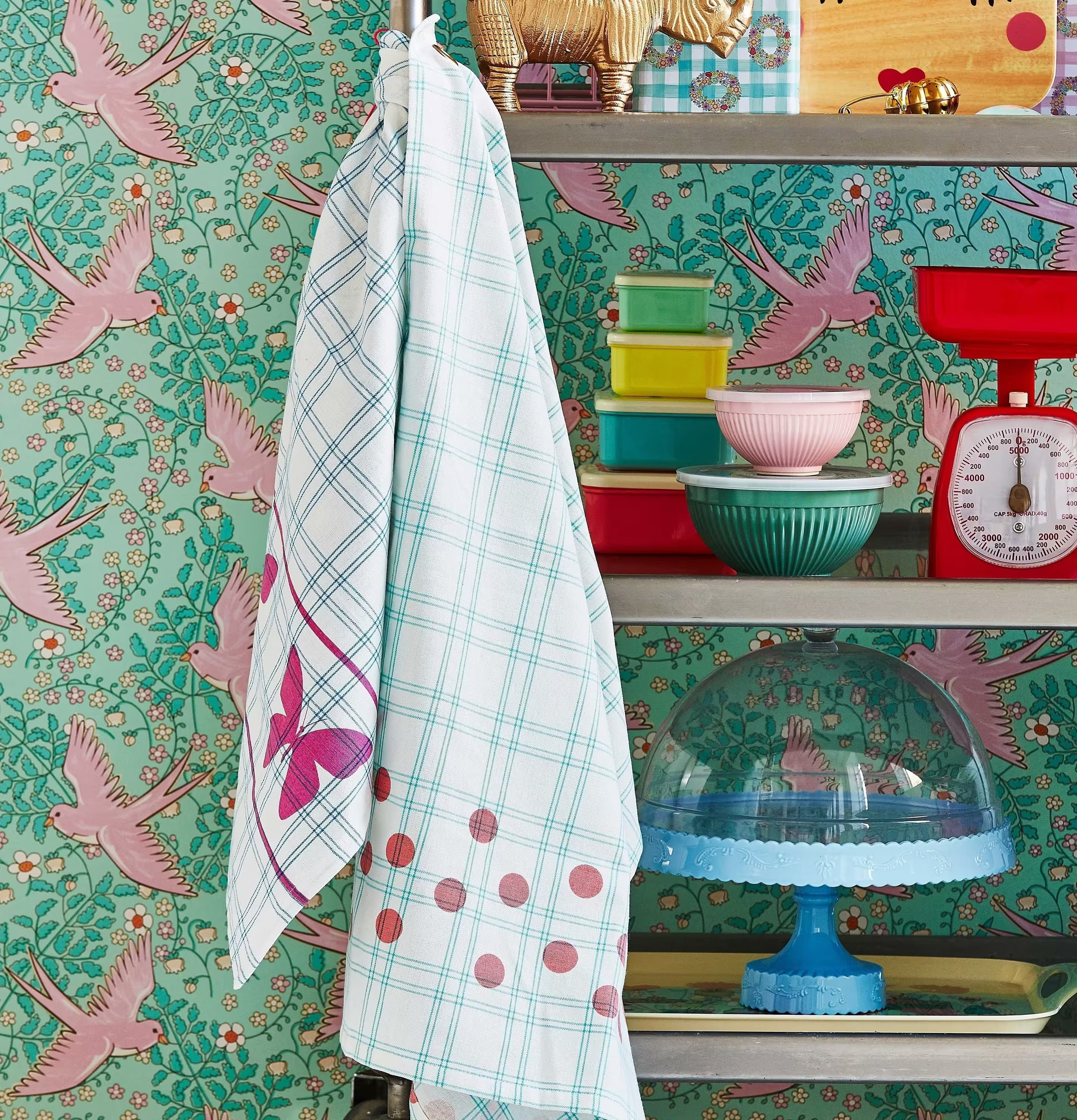 Köksvåg Röd från Rice på hylla med färgglada köksartiklar