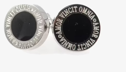 Örhängen Moe Steel/Black från Bud to Rose på vit bakgrund