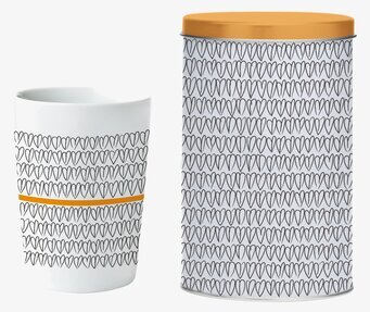 Foto: Stilren plåtburk och mugg med hjärtmönster