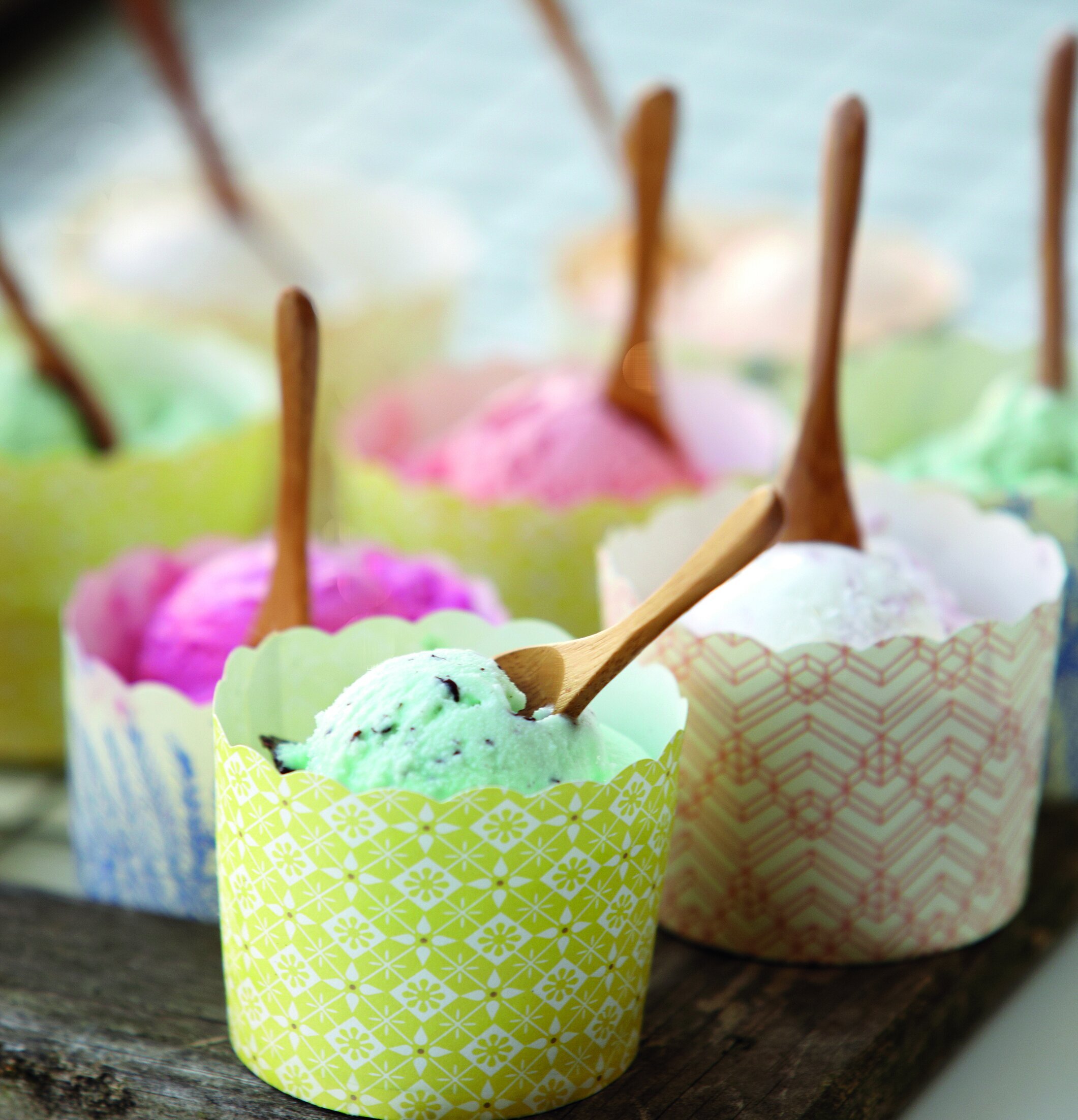 Bambuskedar från House Doctor på rustik träbricka med glass