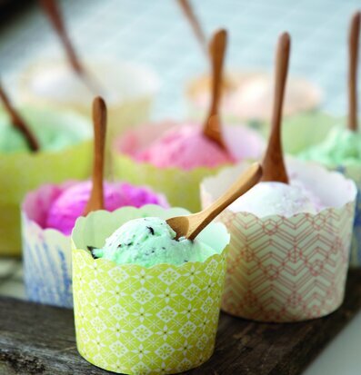 Bambuskedar från House Doctor på rustik träbricka med glass