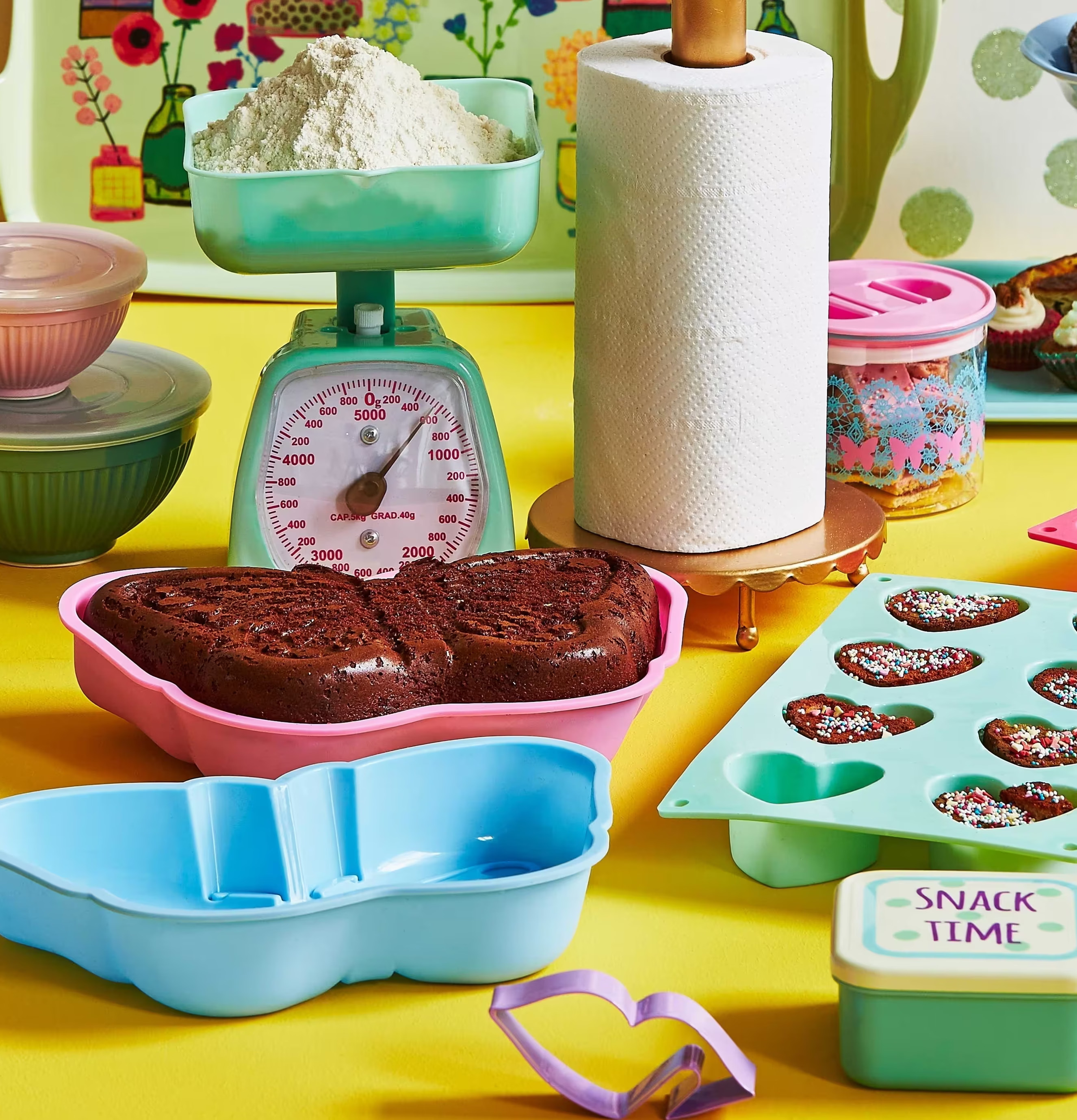 Köksvåg Mintgrön från Rice i ett färgglatt och kreativt kök