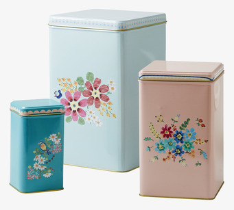 Foto av tre dekorativa och funktionella plåtburkar