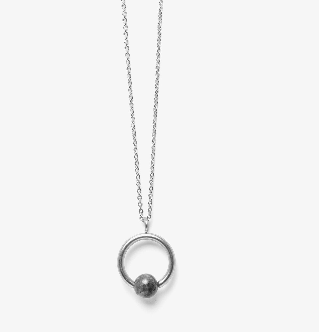 Halsband Rocksana 42 Silver från Bud to Rose på vit bakgrund