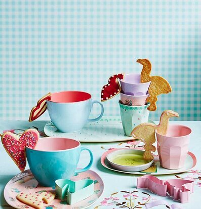 Bild av stämningsfullt arrangemang med färgglada detaljer