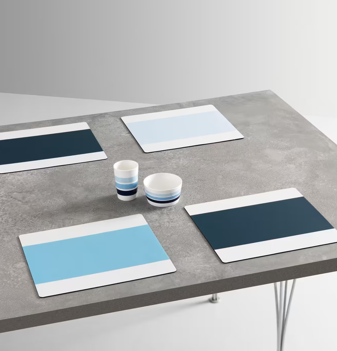 Bordstablett Scala Blue 3-Pack från Mette Ditmer på betongbord