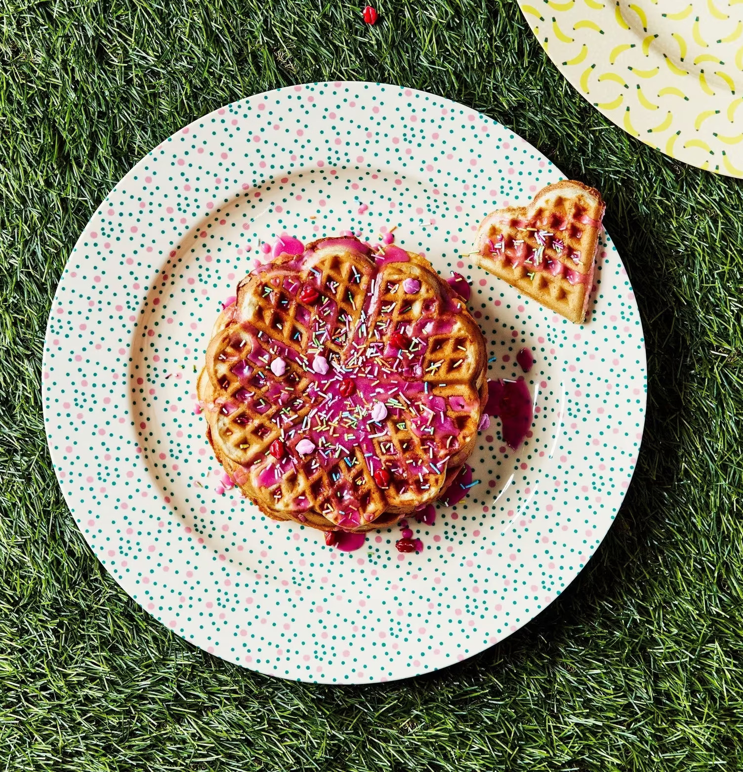 Serveringsbricka Dots Print från Rice med hjärtformad våffla