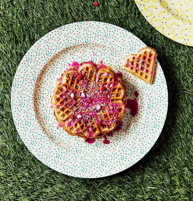 Serveringsbricka Dots Print från Rice med hjärtformad våffla
