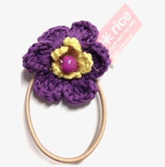 Hårsnodd Blomma Lila/Gul/Lila från Rice mot vit bakgrund