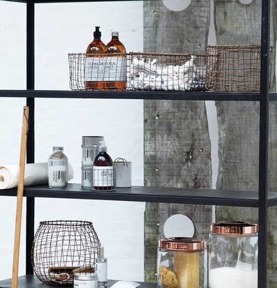 Diskmedel Rosmarin från House Doctor på svart metallhylla