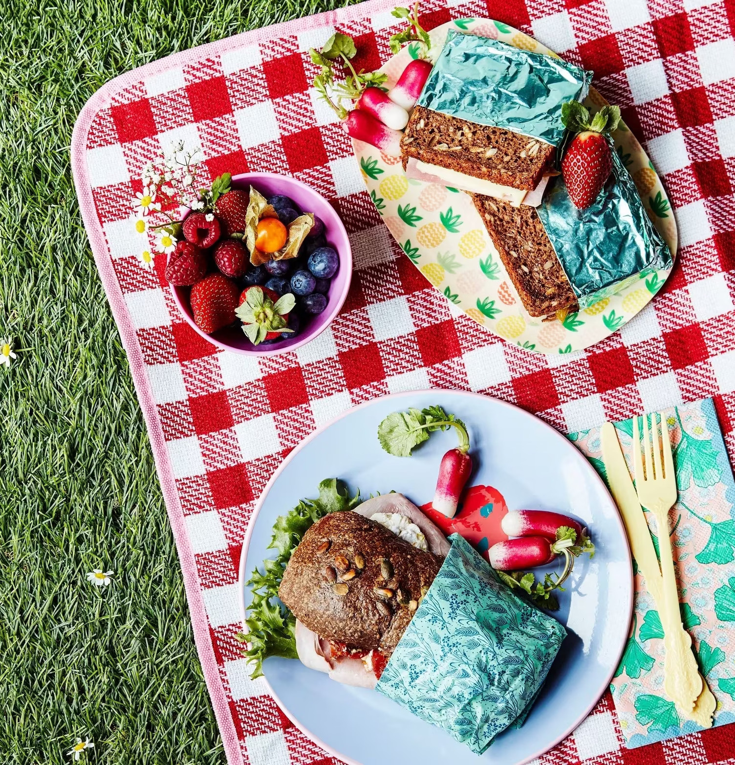 Liten Tallrik Pineapple Print från Rice på picknickfilt