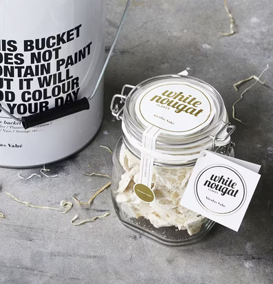 White Nougat Flakes från Nicolas Vahé i glasburk med etikett