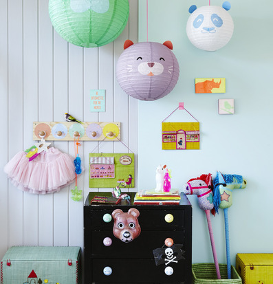 Rislampa Katt Medium från Rice i ett lekfullt barnrum