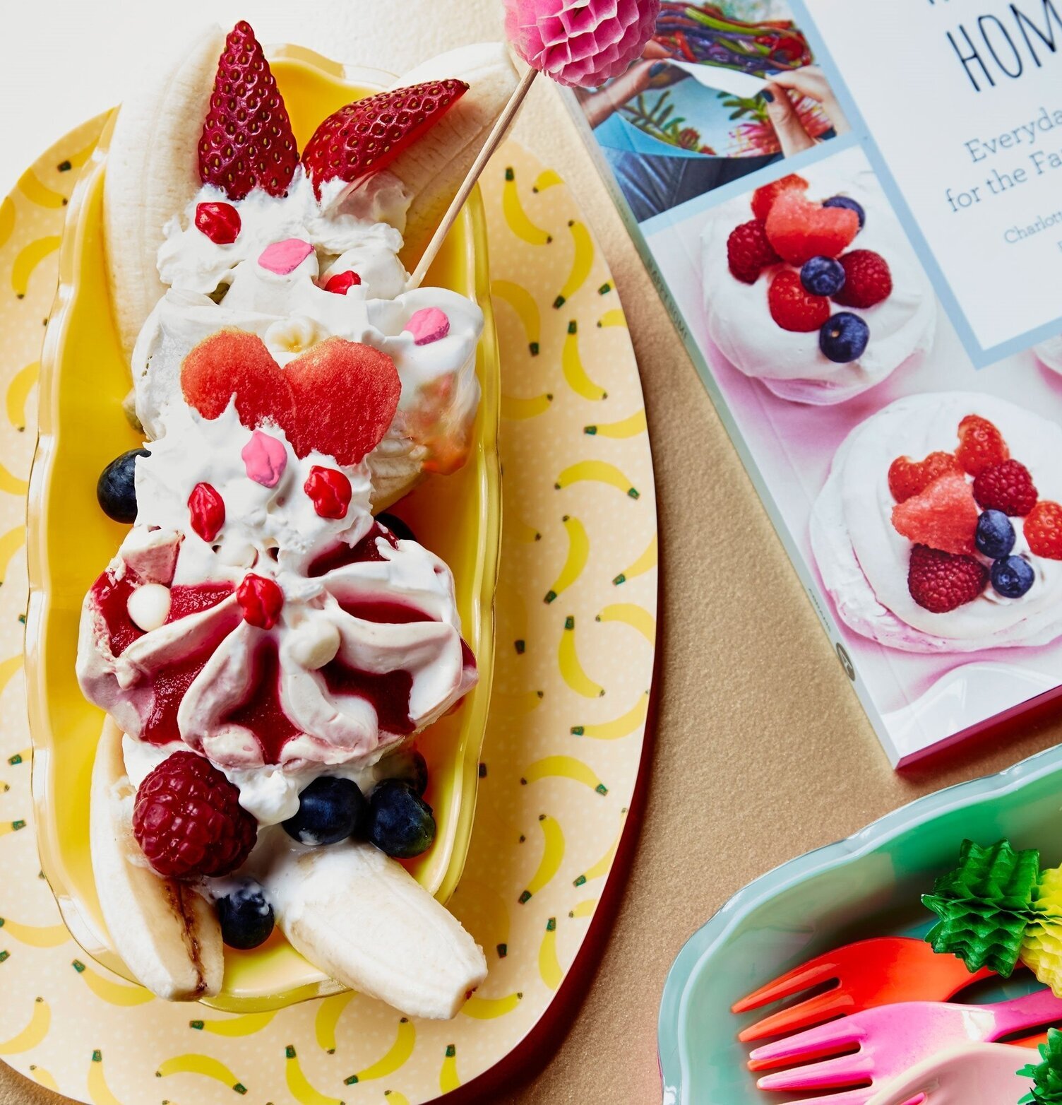 Banana Split Skål Gul från Rice fylld med klassisk dessert