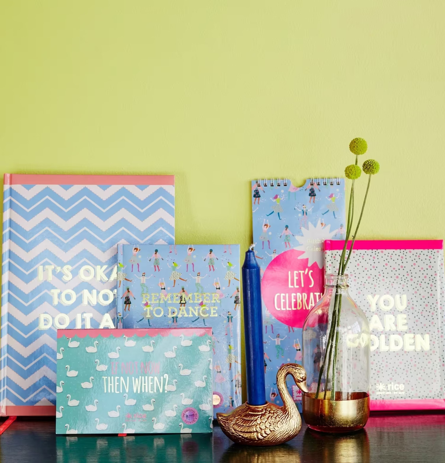 Notisar Rice från varumärket Rice på ett skrivbord