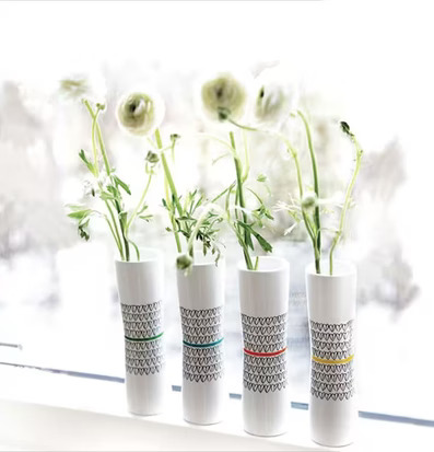 Vas Slim Blue Heart från Mette Ditmer med vita blommor