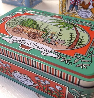 Bild av färgglad plåtburk med lantlig design