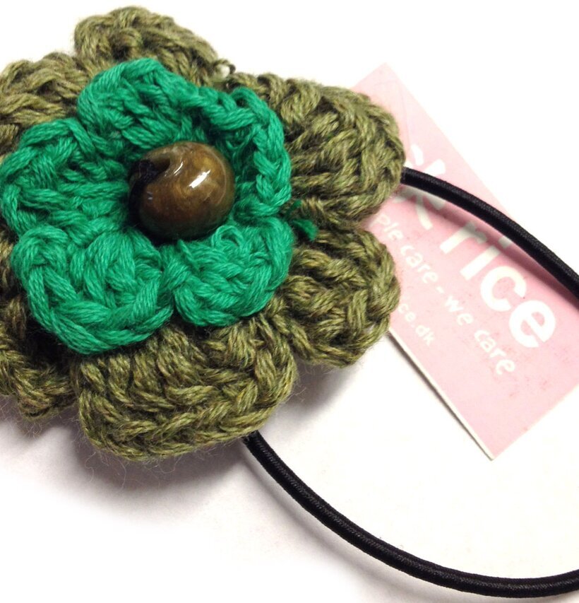 Hårsnodd Blomma Oliv/Grön/Oliv från Rice på vit bakgrund