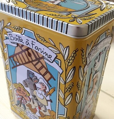 Bild av charmig plåtburk med lantligt tema och färger