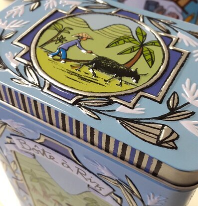 Bild av färgglad och detaljrik plåtburk med relief