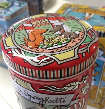 Bild av färgglad plåtburk för köksinredning och förvaring