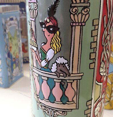 Bild av färgglad plåtburk med italiensk inspiration