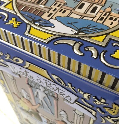 Bild av dekorativ plåtburk med konstnärlig design