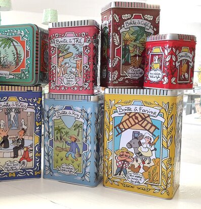 Bild av färgglada plåtburkar i inspirerande miljö