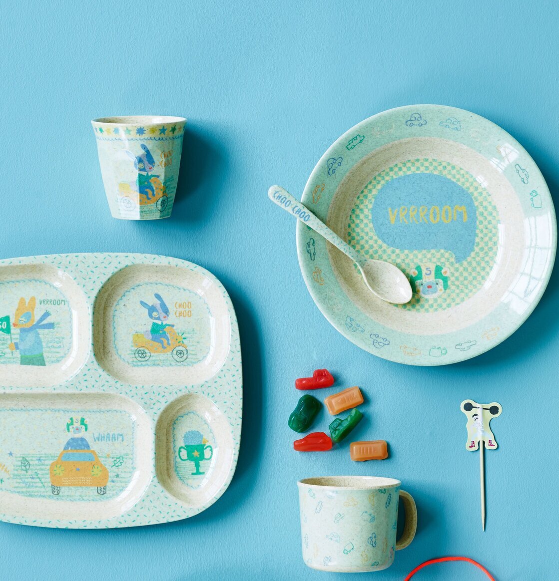 Baby Cup Race Print från Rice med färgglatt racertema